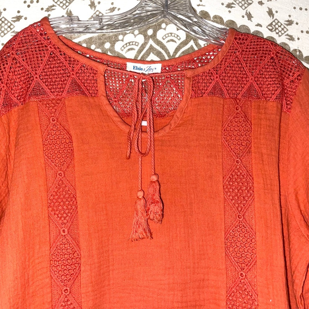 NWT BEAUTIFUL "ELSIE & ZOEY" ORANGE LADIES BLOUSE - 3/4 LENGTH SLEEVE, SIZE MED. - Picture 4 of 5